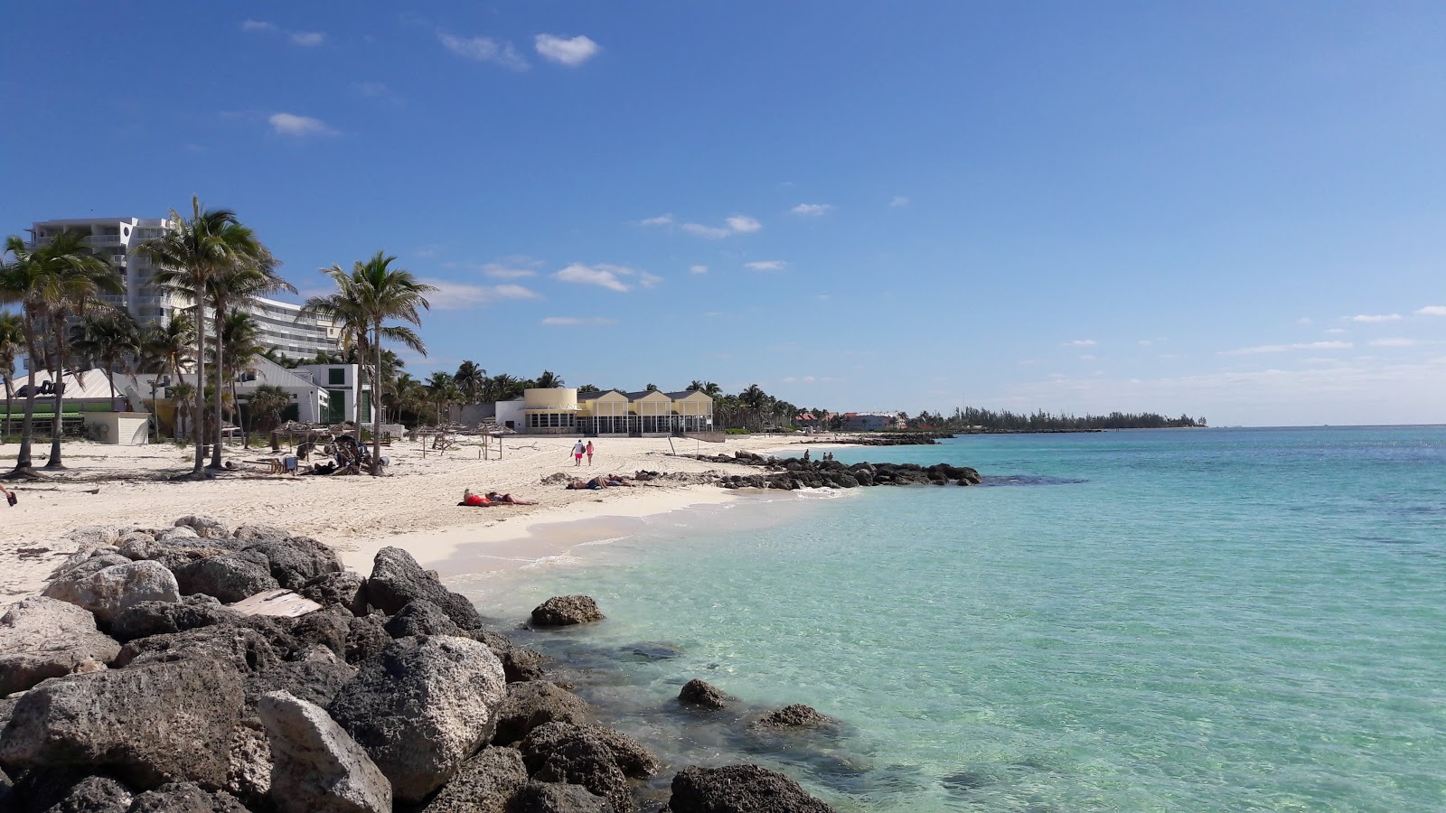 Foto de Lucaya beach com meios de comunicação nível de limpeza