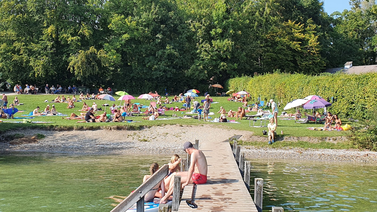 Valokuva Freibad Garatshausenista. pinnalla turkoosi puhdas vesi:n kanssa