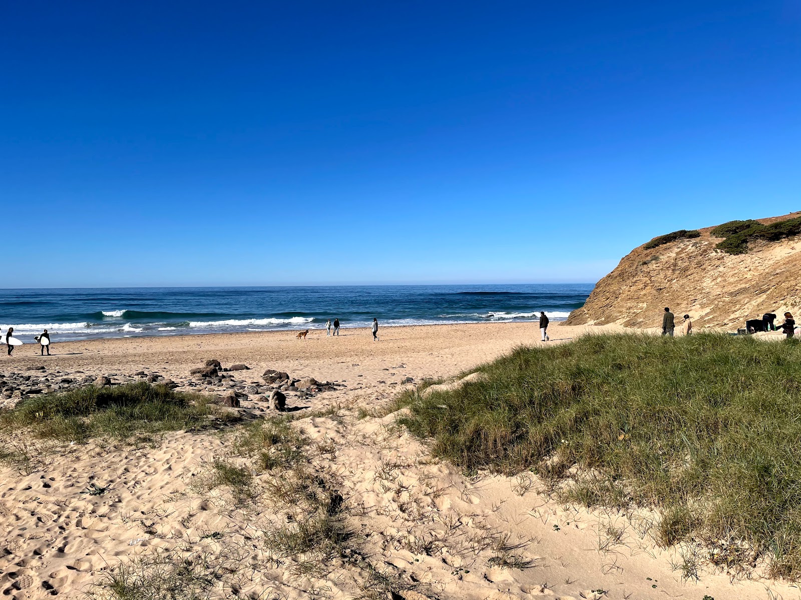 Foto van Vale Figueiras Beach omringd door bergen