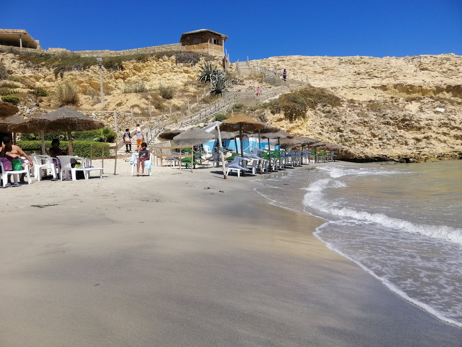 Foto de Ain Mestir con playa recta