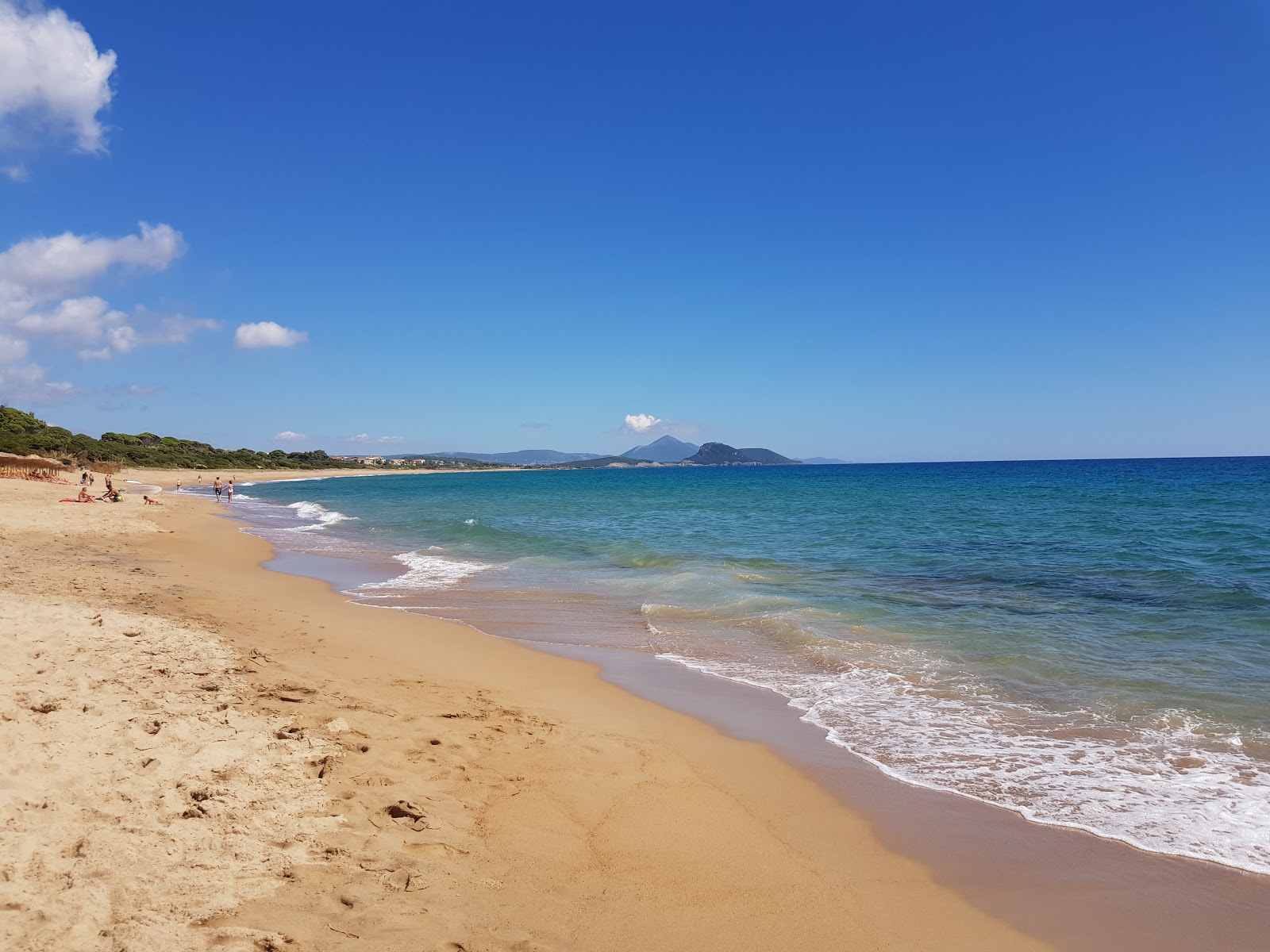 Fotografija Plaža Rikia z rjavi pesek površino