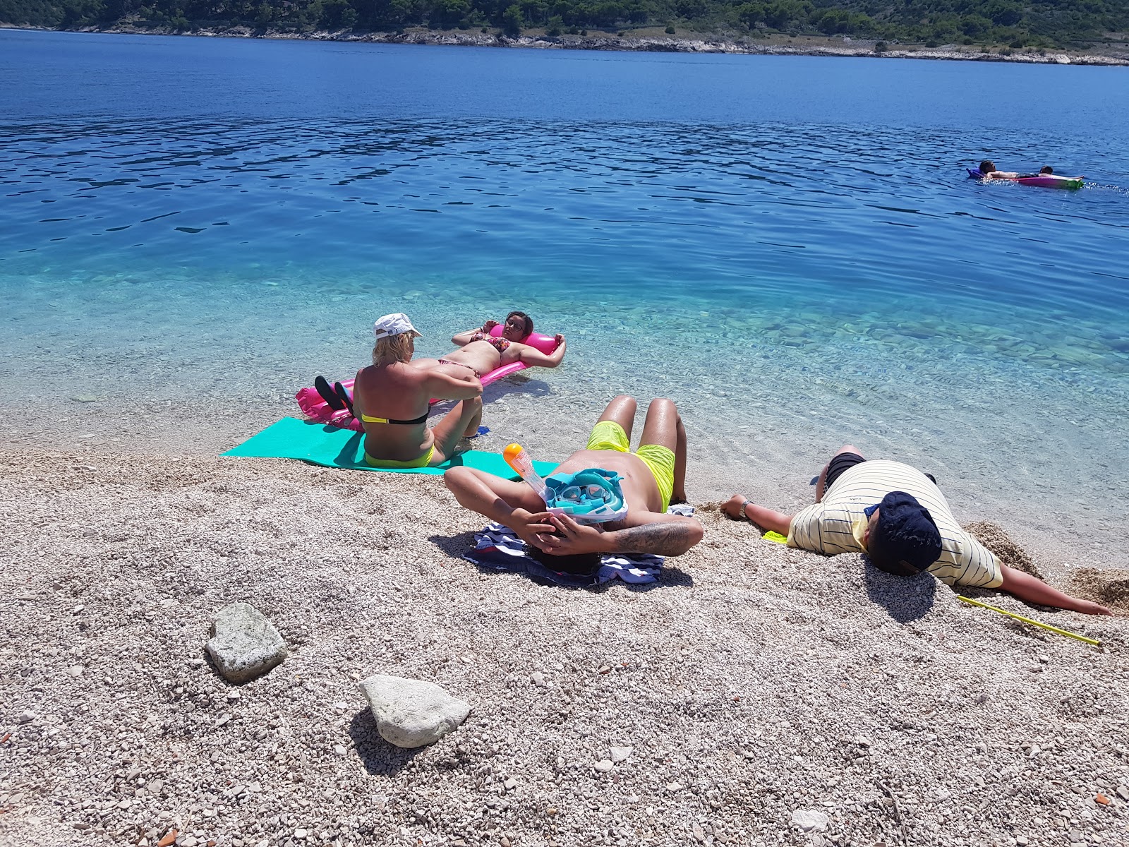 Rt Povlja beach'in fotoğrafı düz bir kıyı şeridi ile birlikte