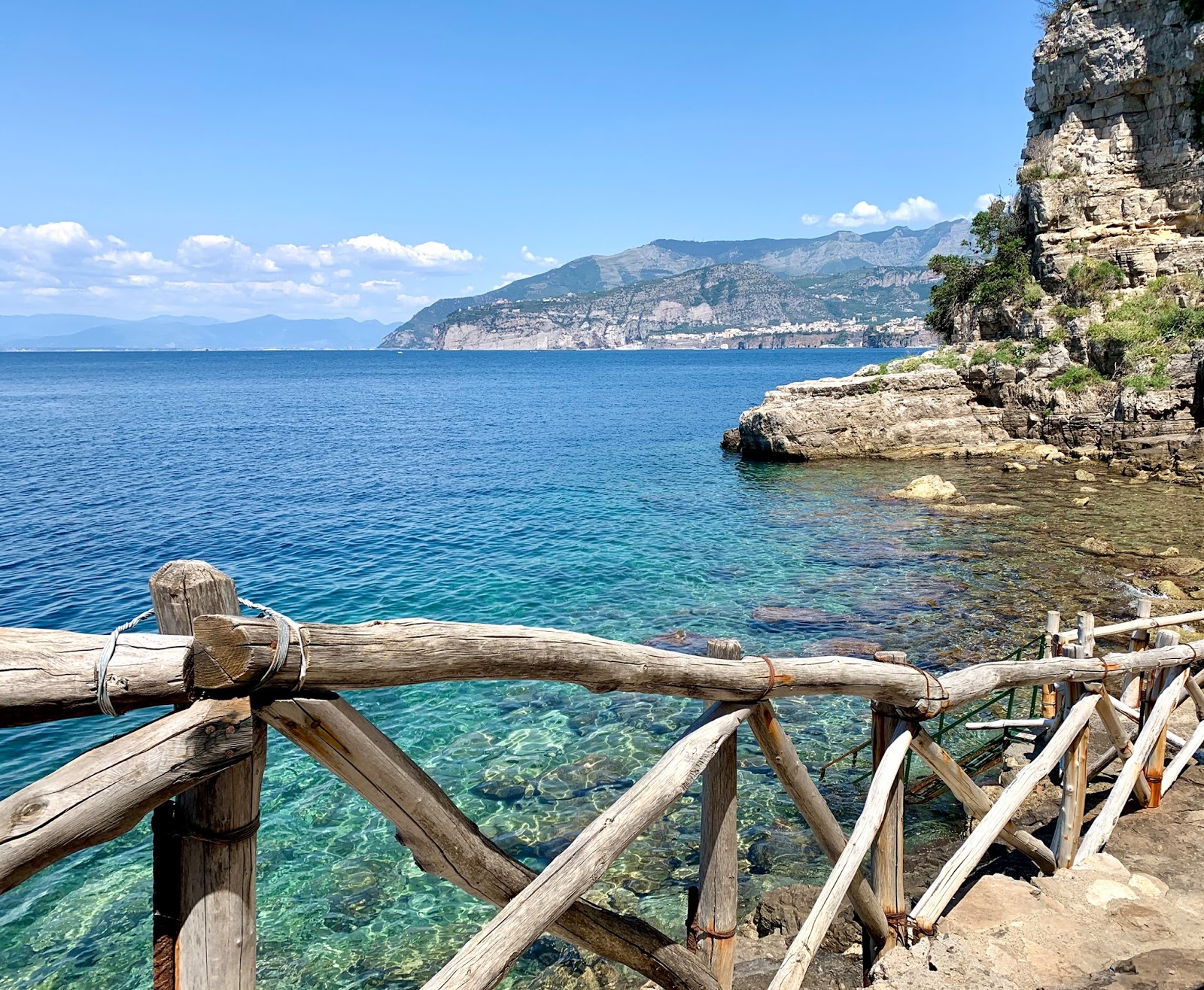Foto van Spiaggia di Sorrento II met kleine baai