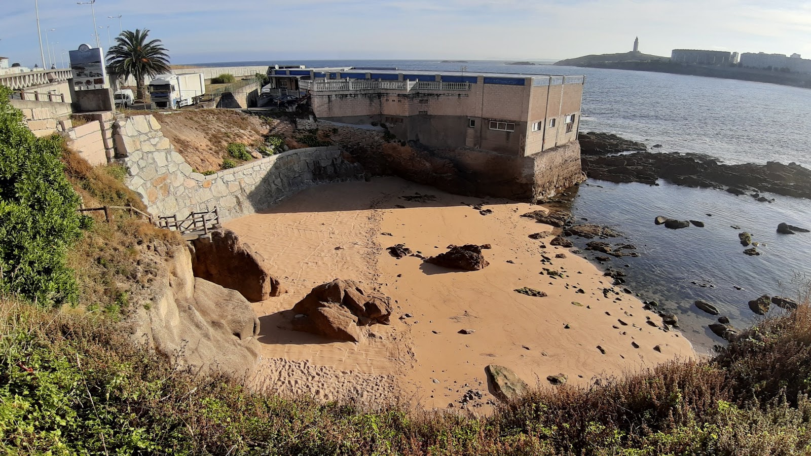 Foto de Cala de Sa Roque Beach con arena beige superficie