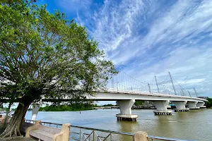 Sri Tapee Bridge image