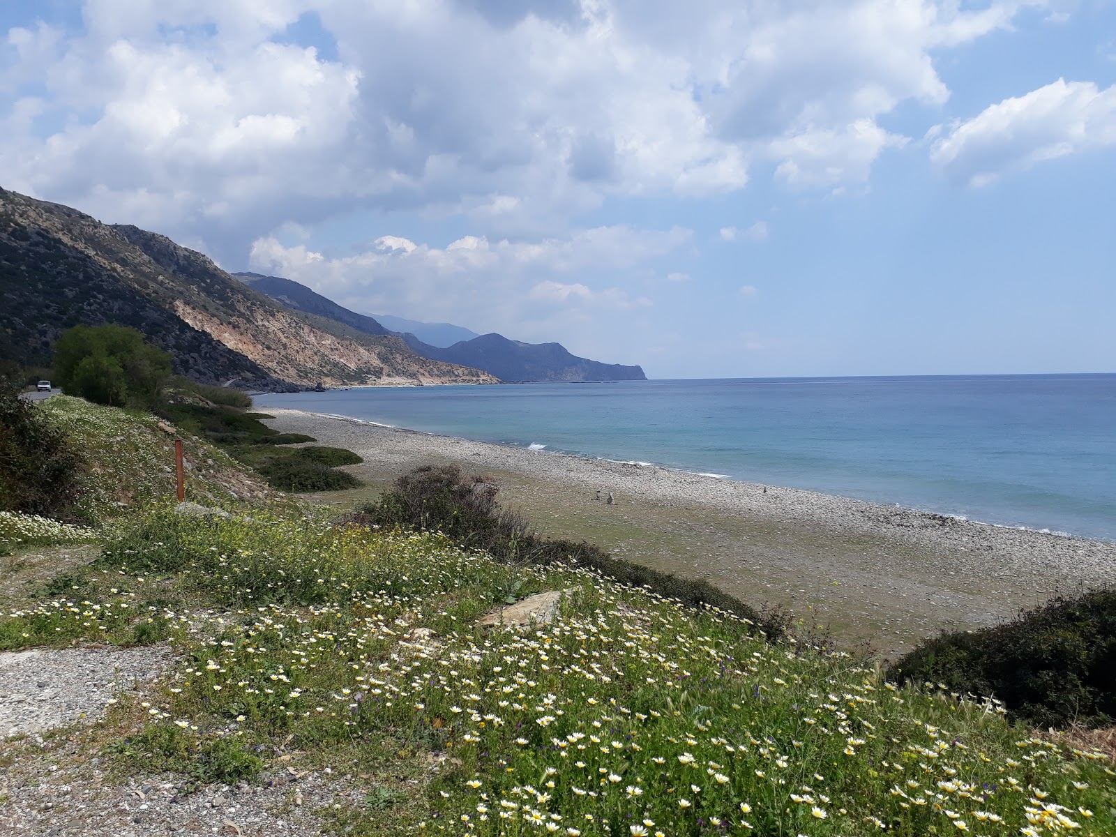 Zdjęcie Keratides beach z powierzchnią szary kamyk