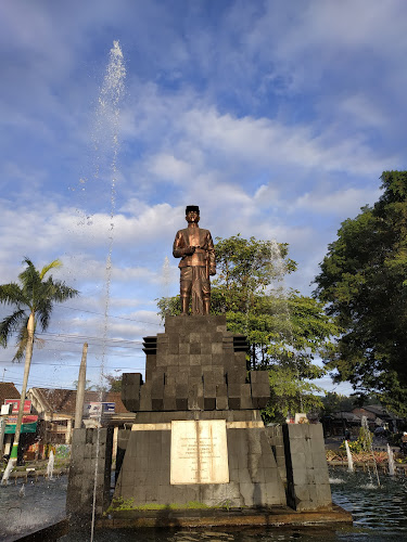 Standbeeld van KRT Pringgodiningrat , Regent van Sléman - Patung KRT Pringgodiningrat Denggung