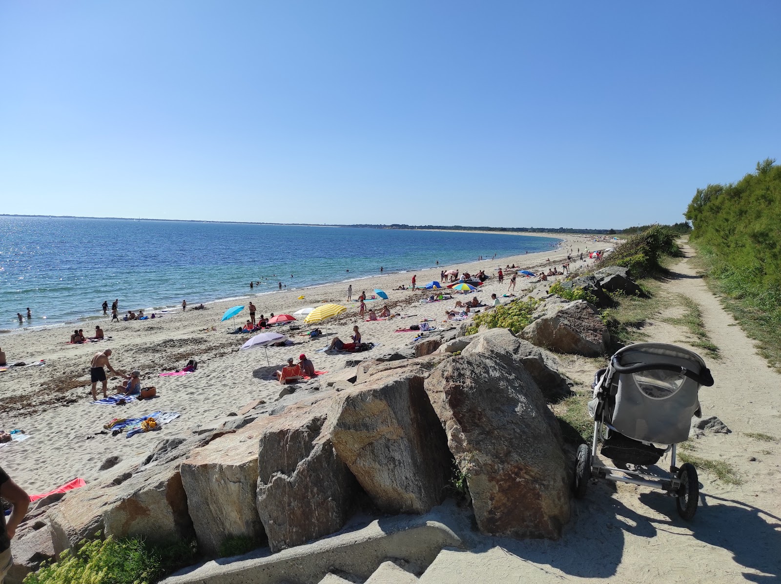 Fotografie cu Plage de Kerler cu o suprafață de apă pură albastră