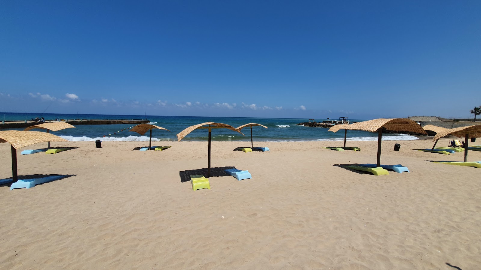 Zdjęcie Khalde beach z powierzchnią beżowy piasek