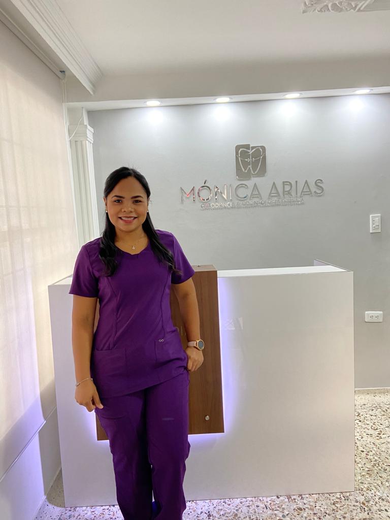 Dra. Monica Arias - Ortodoncia & odontologia estética