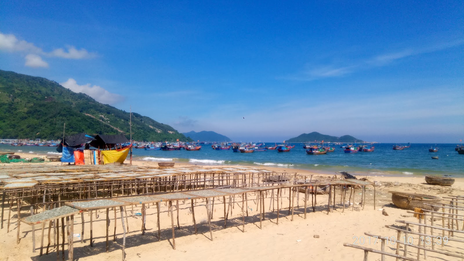 Foto de Dai Lanh Beach respaldado por acantilados