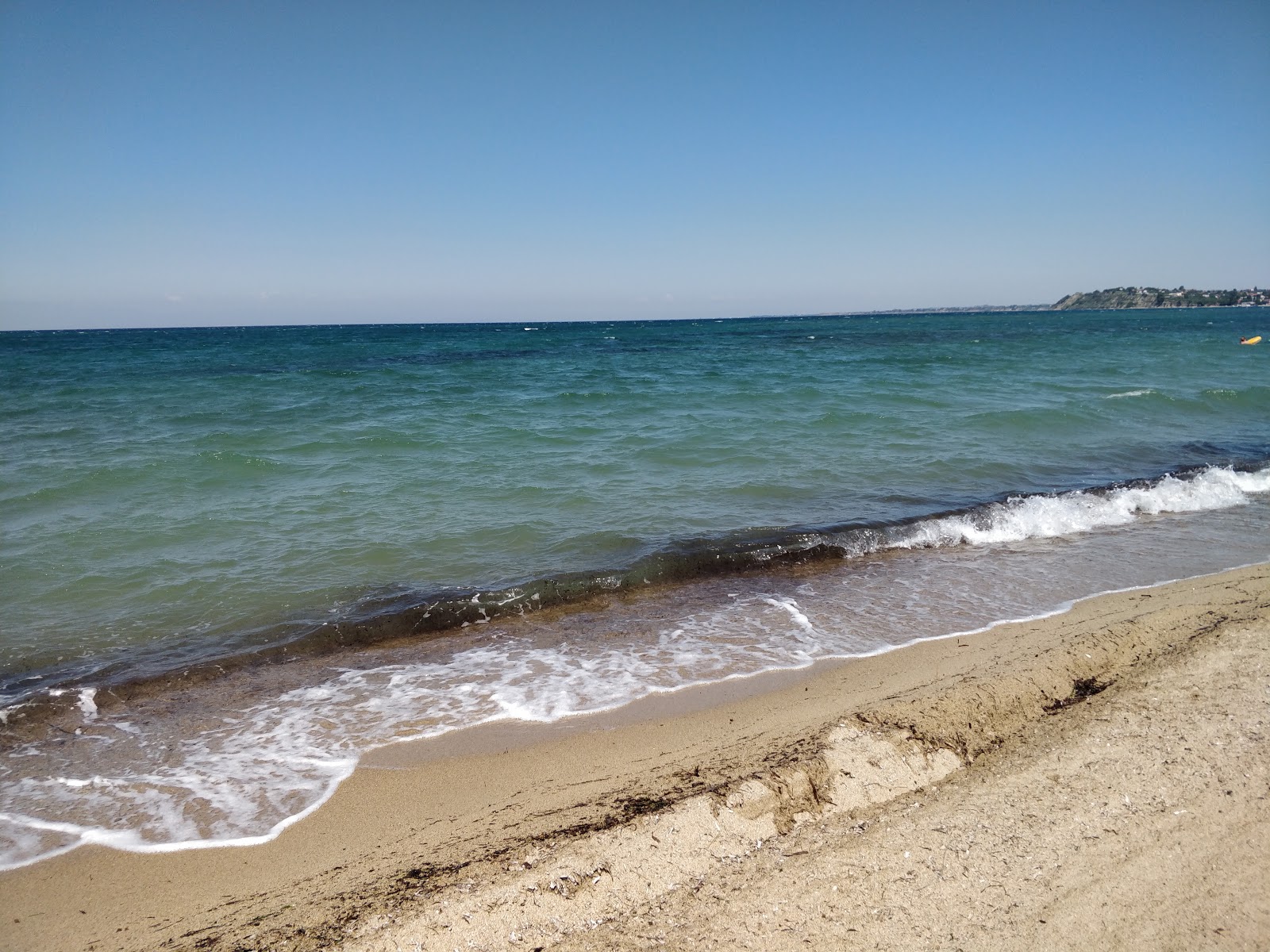 Foto de Nea Iraklia beach - lugar popular entre os apreciadores de relaxamento