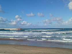 Foto von Plage El Mordjane und die siedlung