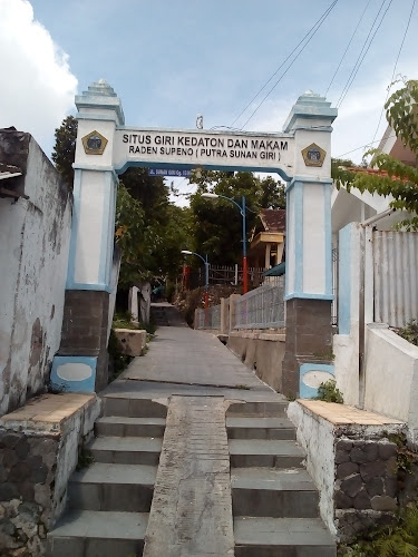 Situs Giri Kedaton & Makam Raden Supeno