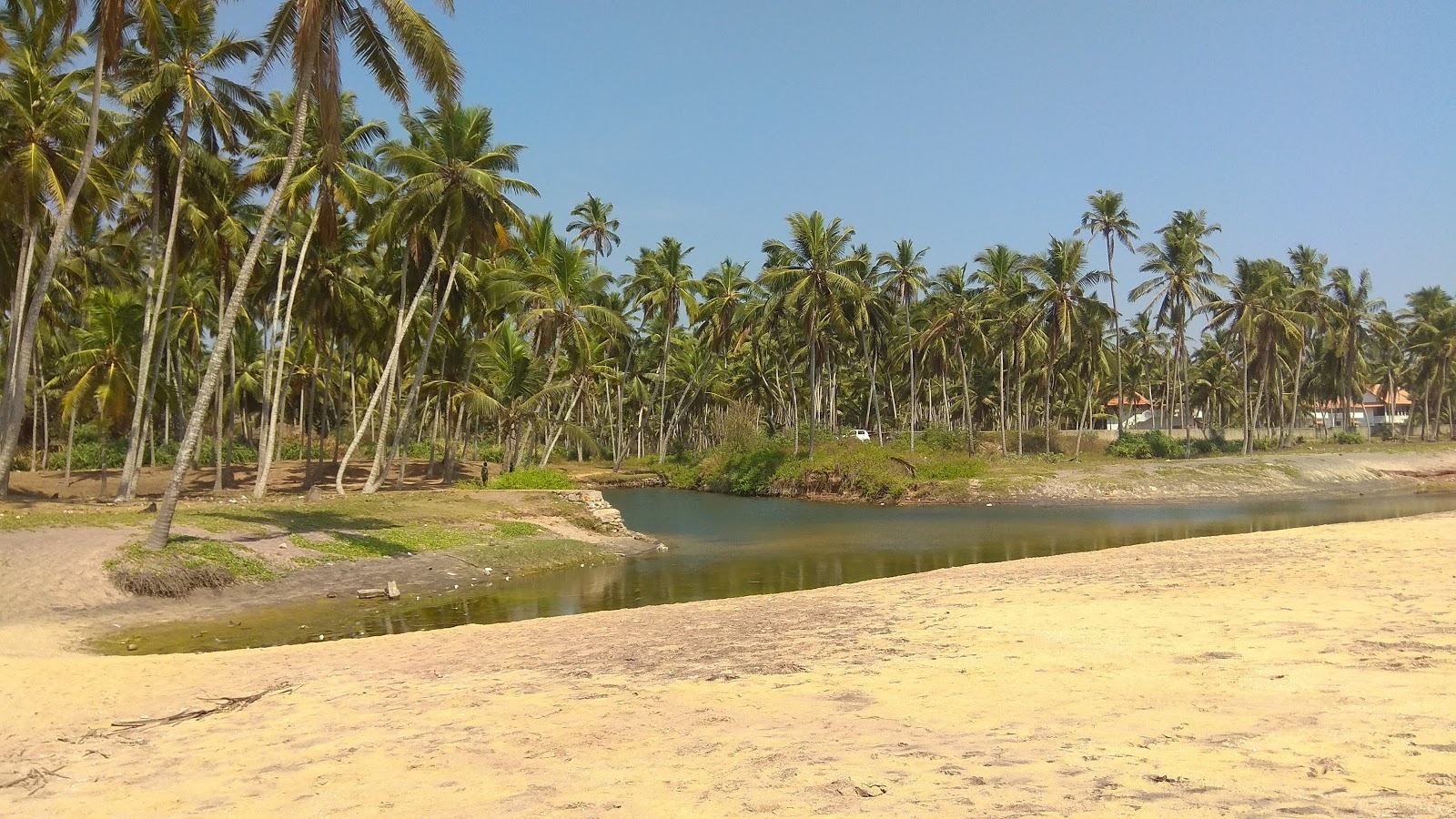 Photo de Paraikal Beach avec l'eau cristalline de surface