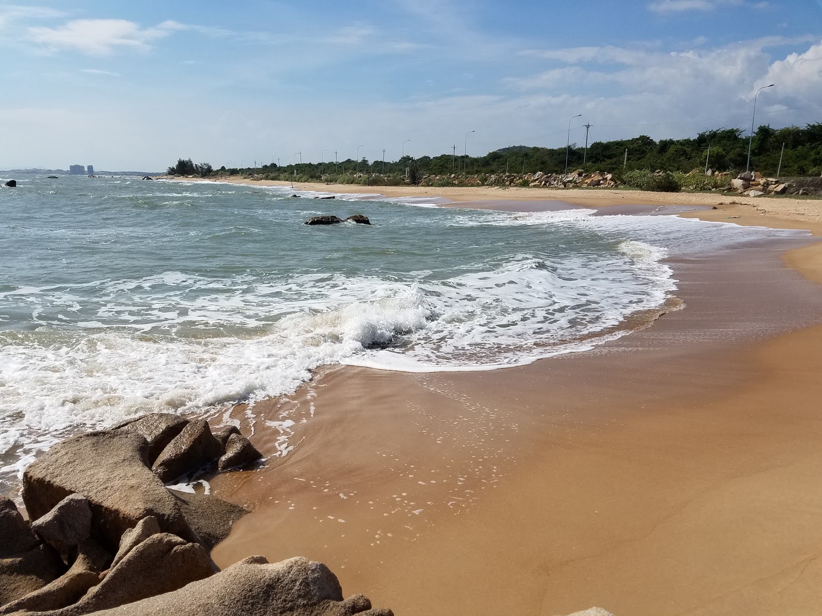 Valokuva Binh Chau beachista. pinnalla kirkas hiekka:n kanssa