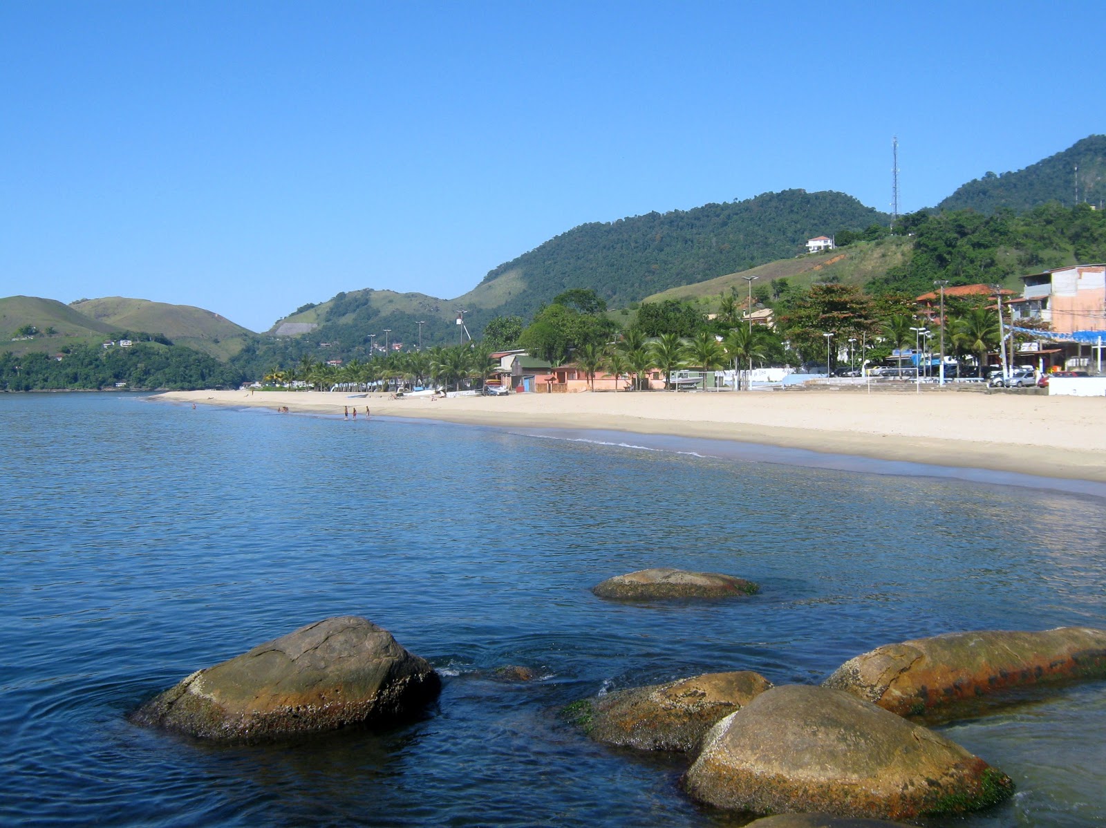 Foto av Conceição de Jacareí stranden och dess vackra landskap