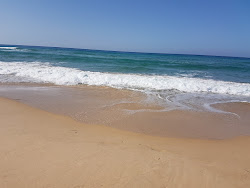 Plage Ain Damous'in fotoğrafı dağlarla çevrili