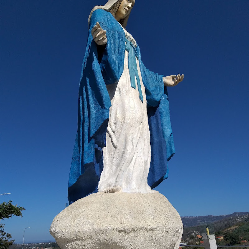 Estátua Gigante da Senhora Milagrosa
