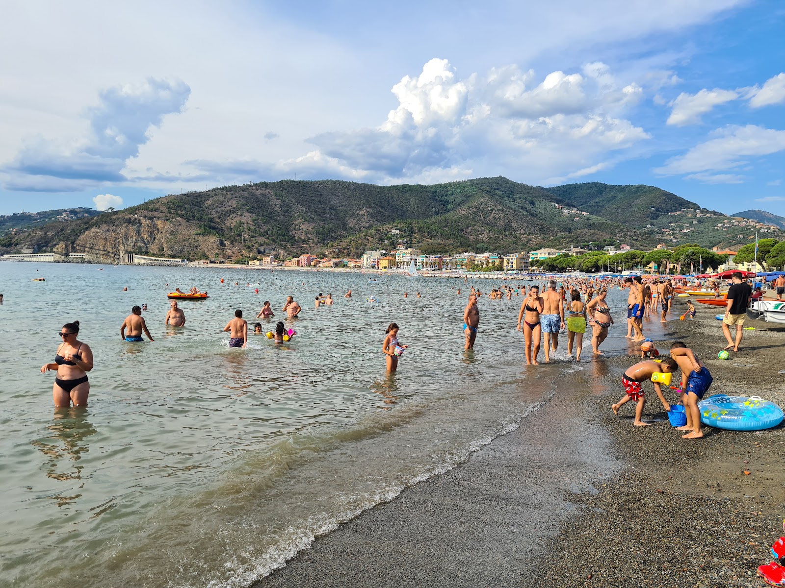 Spiaggia Sestri Levante的照片 带有碧绿色纯水表面