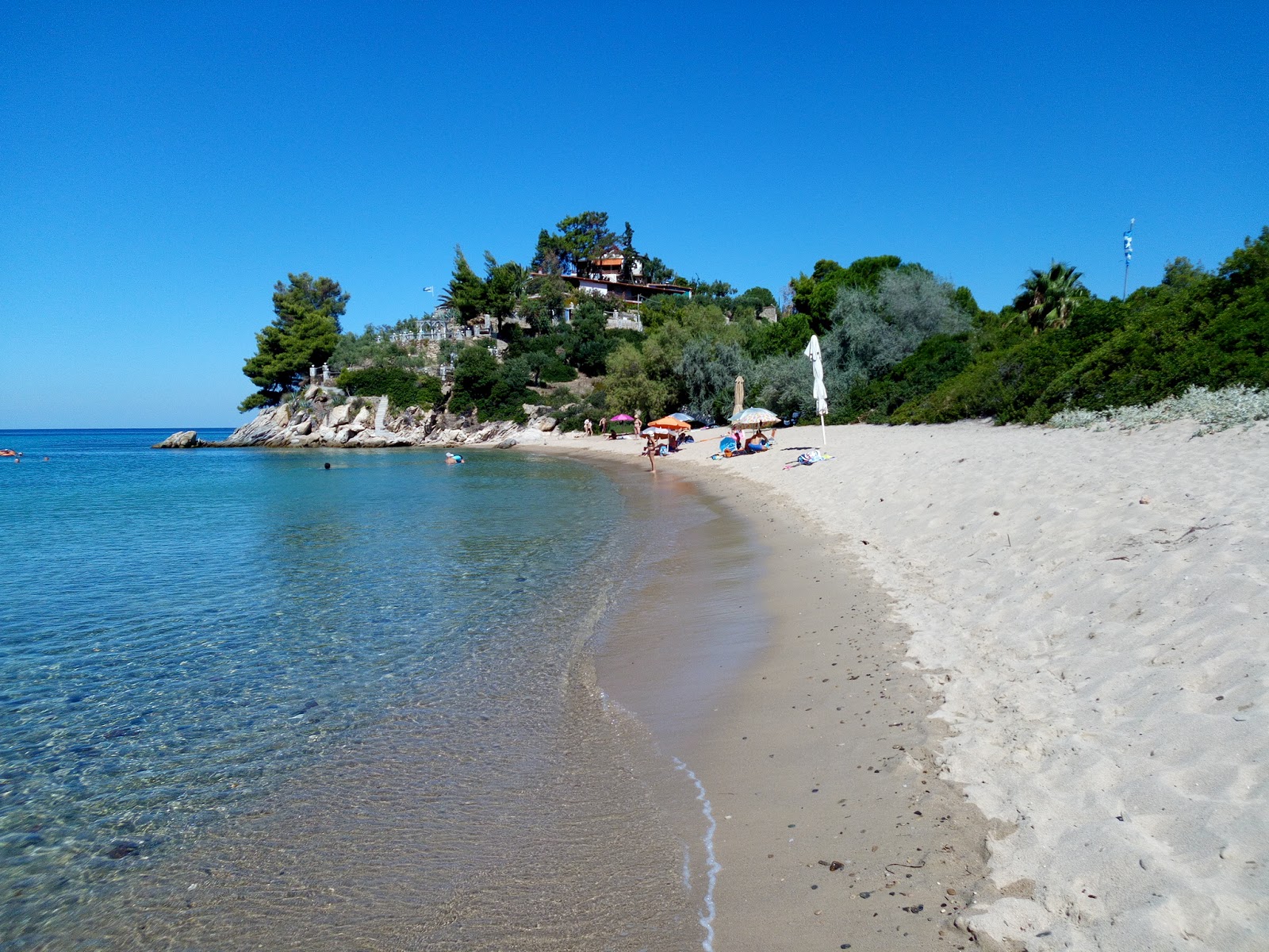 Foto di Spathies beach con una superficie del sabbia fine e luminosa