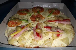 El Moore Pizzeria Y Sandwicheria image