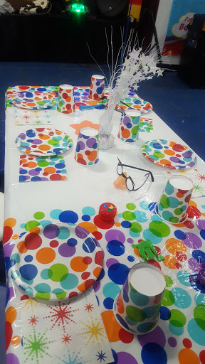 Flea Market «Fox Valley Flea Market», reviews and photos, 840 N State St, Elgin, IL 60123, USA