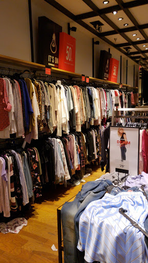 Clothing Store «Express», reviews and photos, 7101 Democracy Blvd, Bethesda, MD 20817, USA