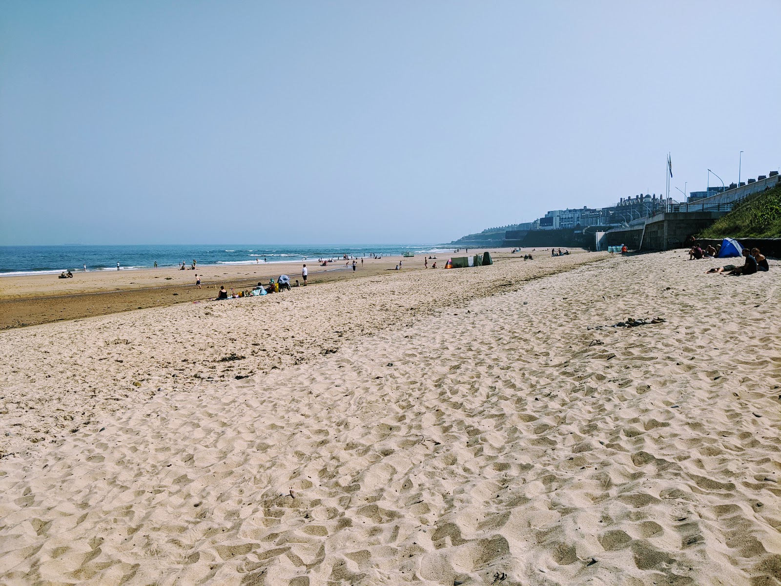 Foto di Whitley Bay beach con una superficie del sabbia beige