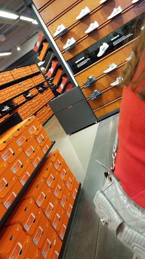 Clothing Store «Nike Factory Store», reviews and photos, 3905 Eagan Outlets Pkwy #200, Eagan, MN 55122, USA