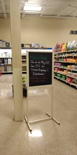 Pet Supply Store «PetSmart», reviews and photos, 1671 E Market St, Harrisonburg, VA 22801, USA