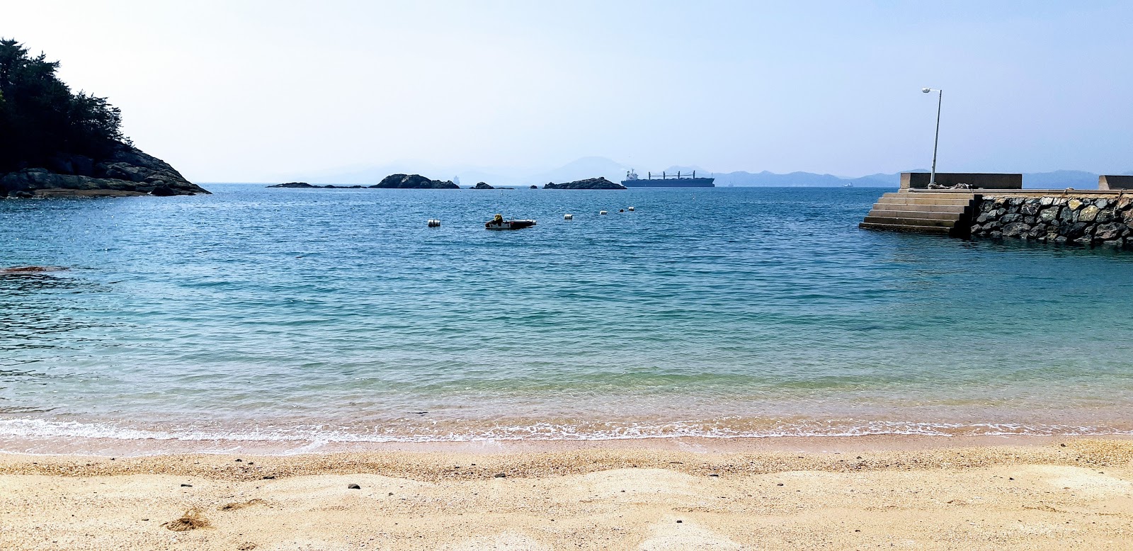 Zdjęcie Pyeongsan-ri Beach z powierzchnią turkusowa czysta woda