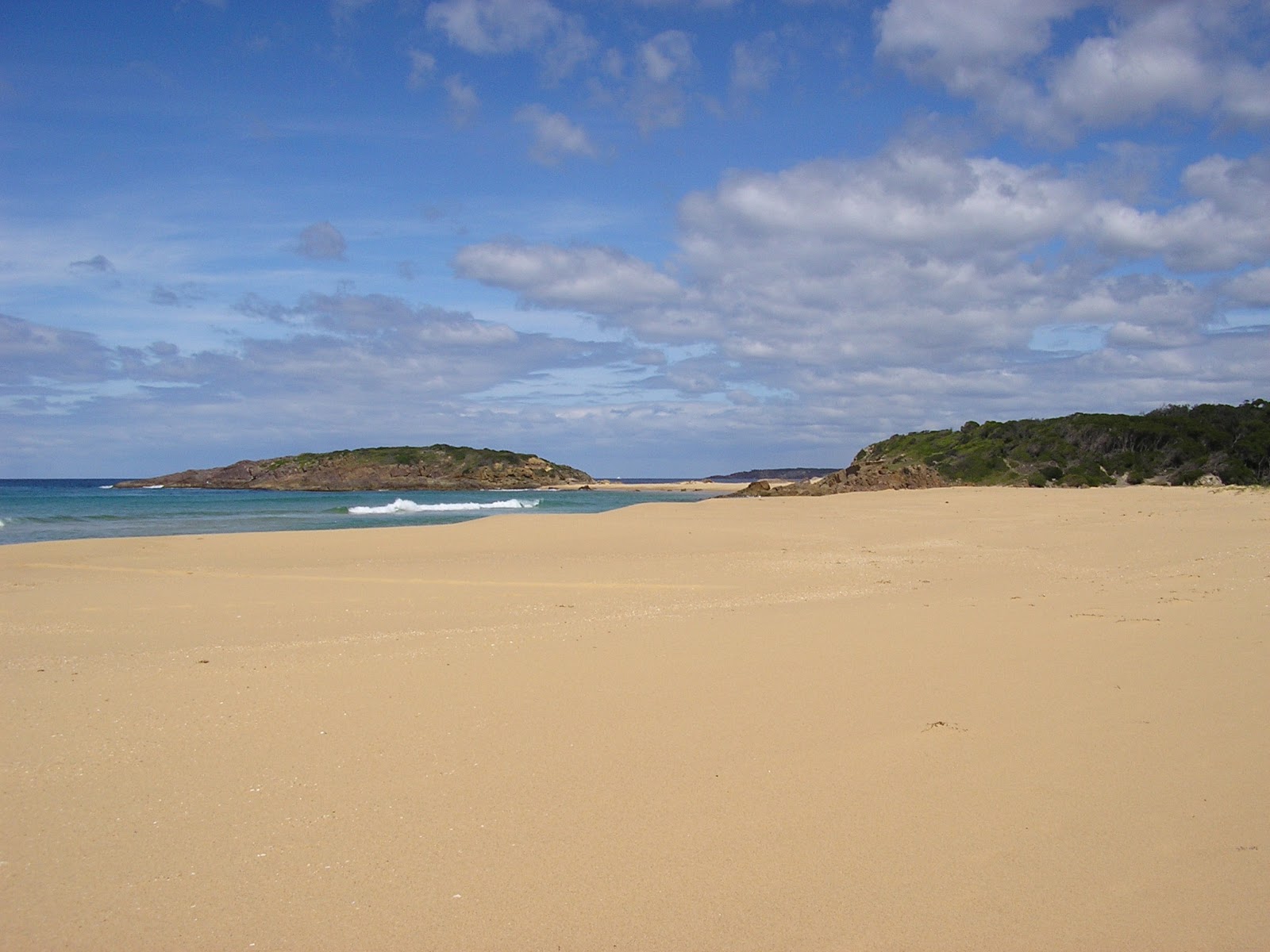 Foto av Picnic Beach omgiven av klippor