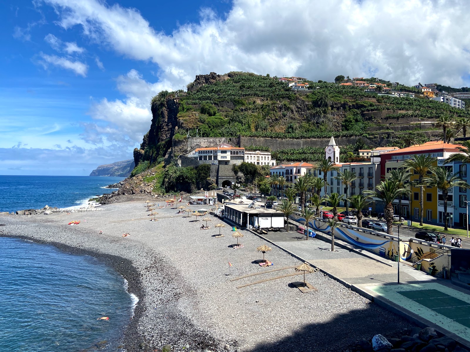 Foto av Praia da Madalena do Mar omgiven av berg