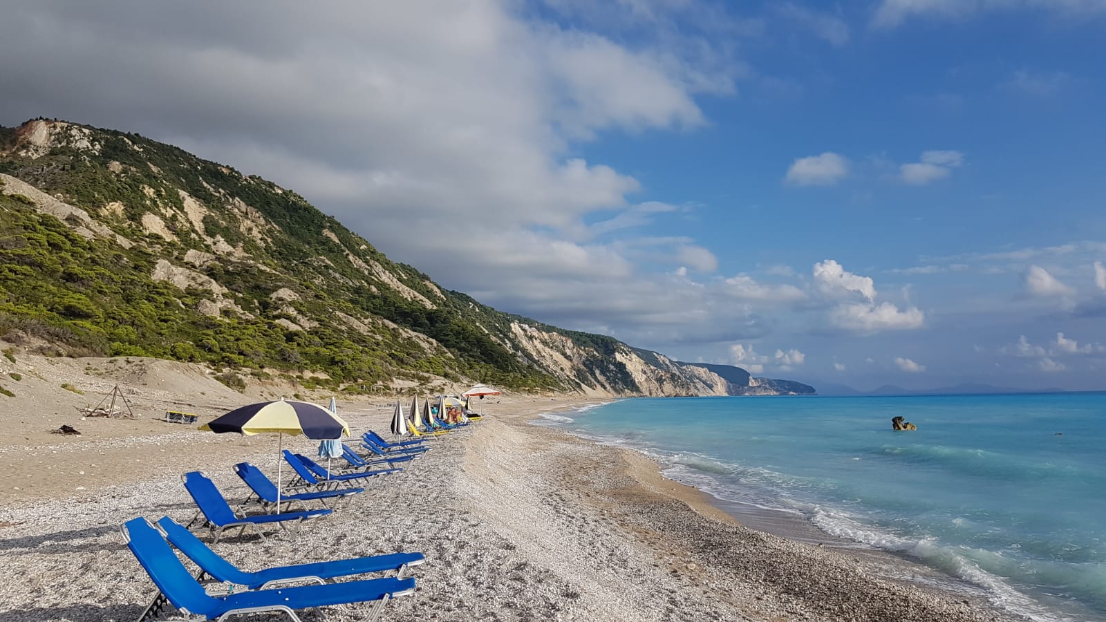 Gaidaros Beach的照片 带有碧绿色纯水表面