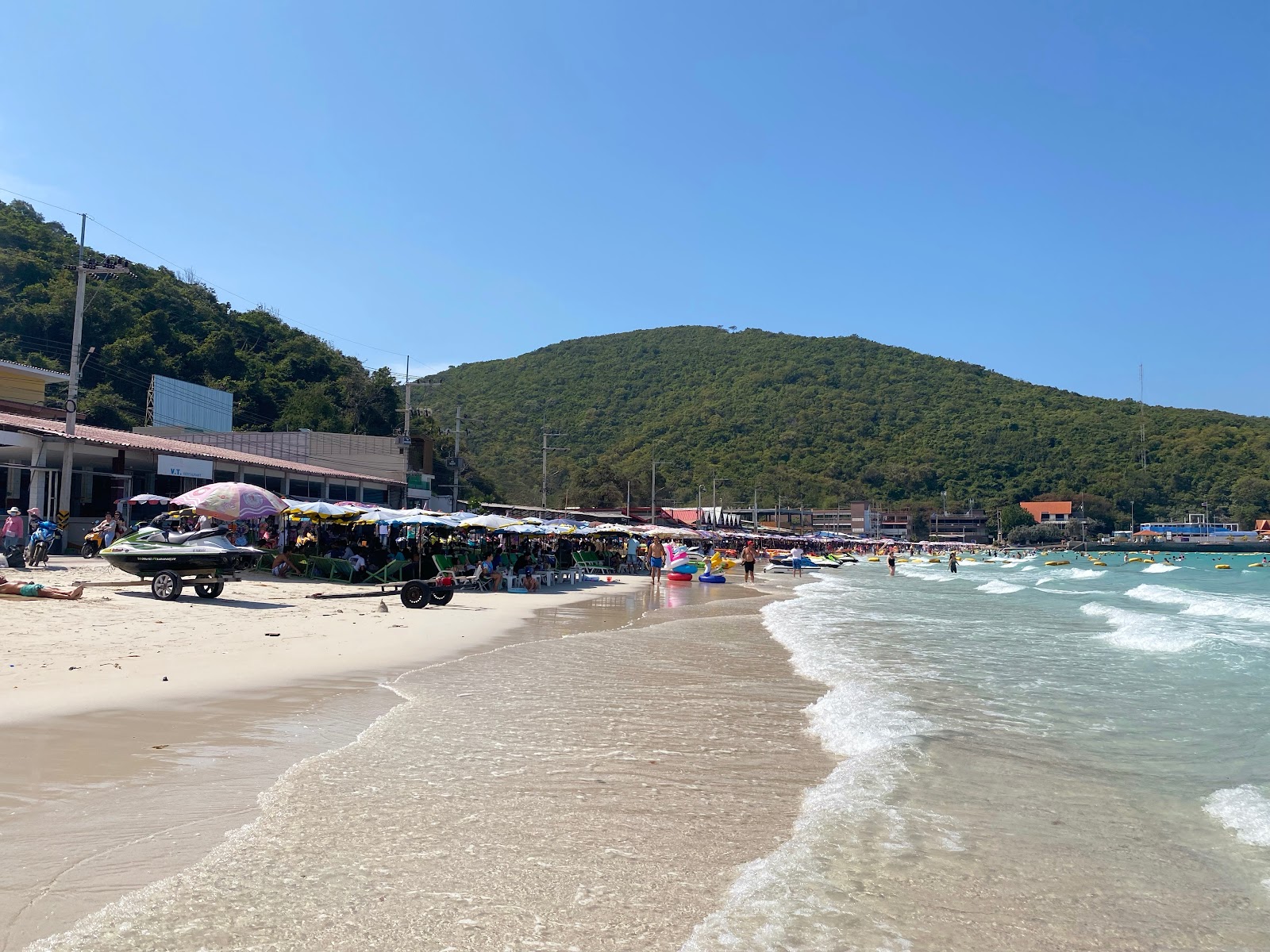 Tawaen Beach'in fotoğrafı - rahatlamayı sevenler arasında popüler bir yer