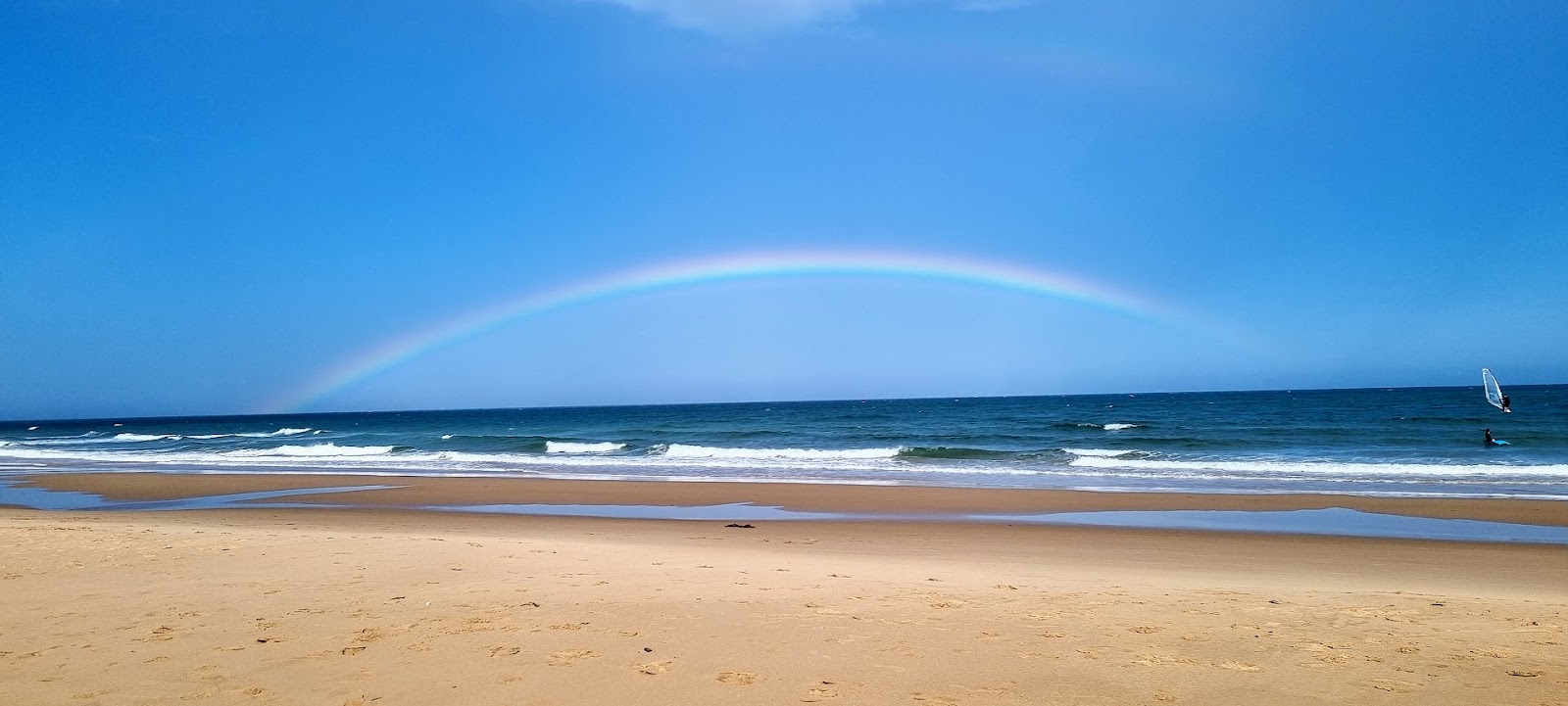 Foto de Magheramore Beach - lugar popular entre os apreciadores de relaxamento