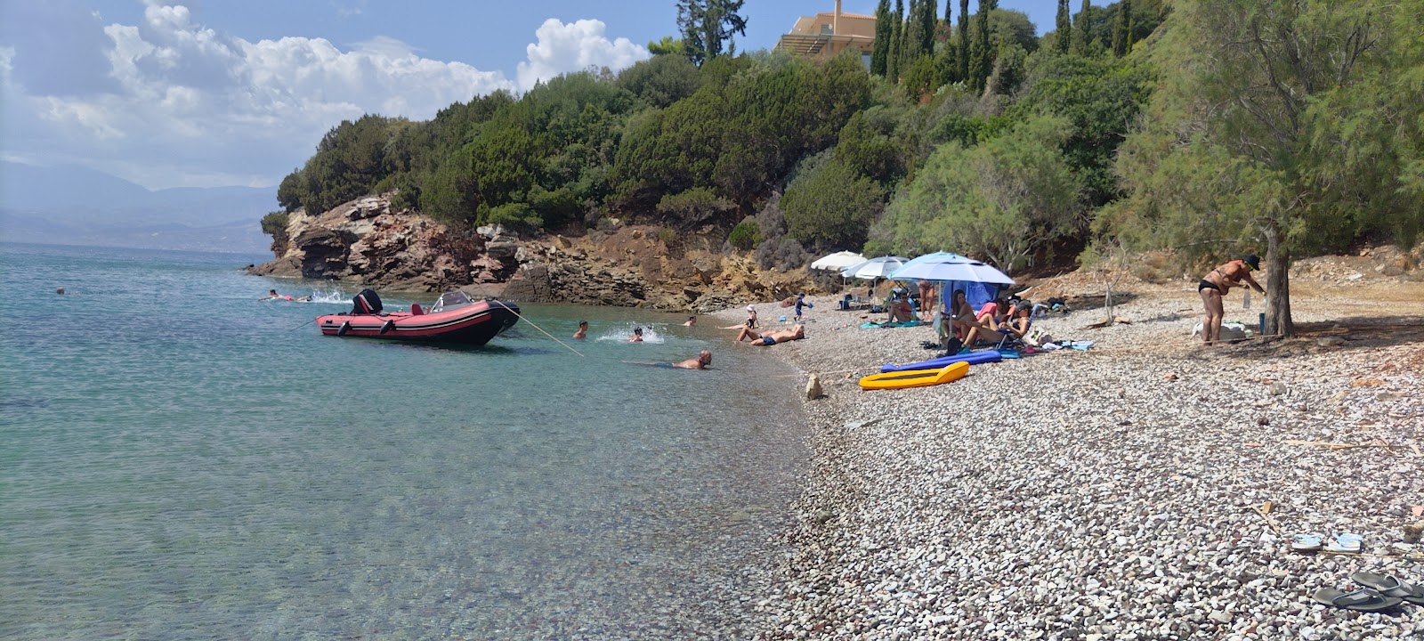Foto di Beach Aspra Chalikia con una superficie del terreno roccioso