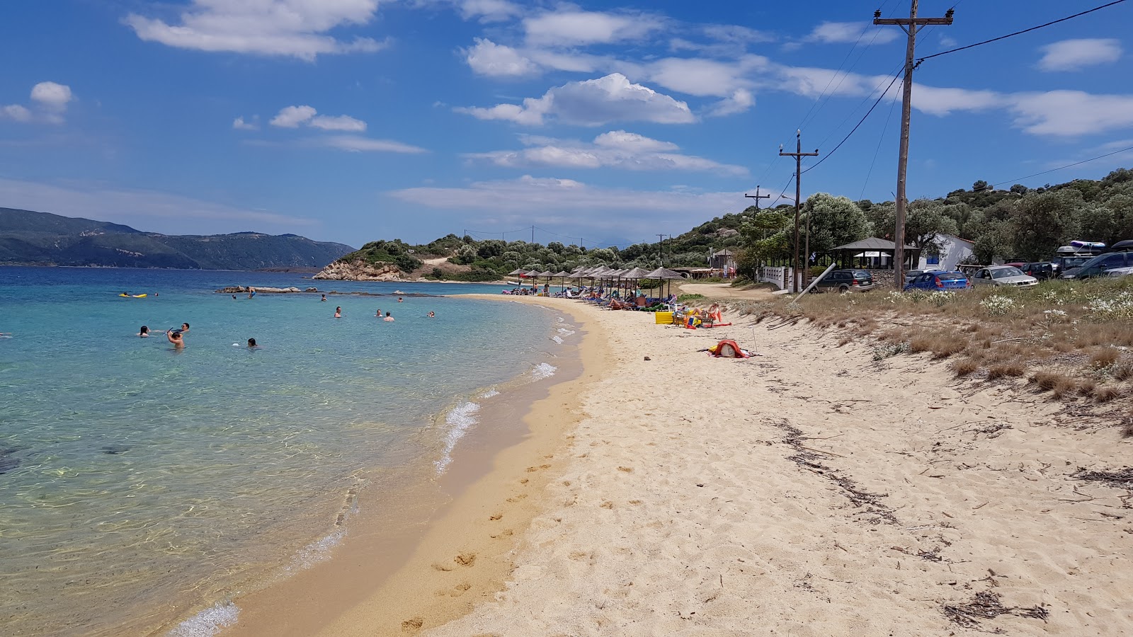 Agios Georgios Plajı'in fotoğrafı geniş ile birlikte