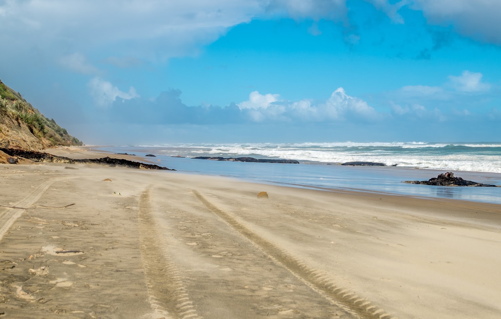 Foto de Baylys Beach con arena fina beige superficie