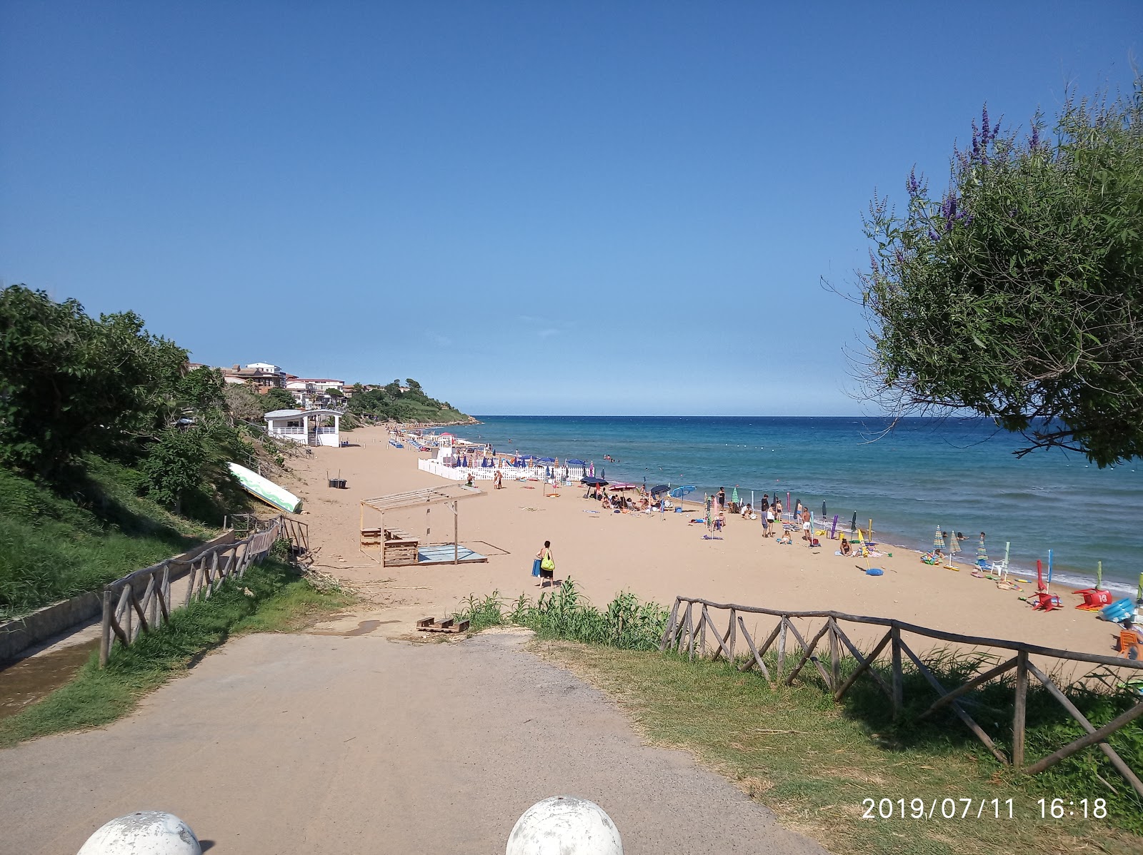 Foto de Spiaggia Rossa con playa amplia