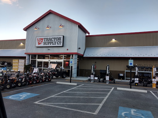Tractor Supply Co., 360 Miracle Mile, Lebanon, NH 03766, USA, 