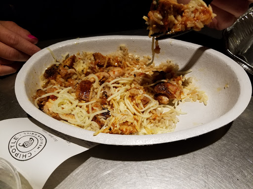 Mexican Restaurant «Chipotle Mexican Grill», reviews and photos, 420 S Hurstbourne Pkwy, Louisville, KY 40299, USA
