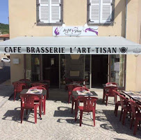 Atmosphère du Café et restaurant de grillades L'art-tisan à Saint-Amant-Tallende - n°1