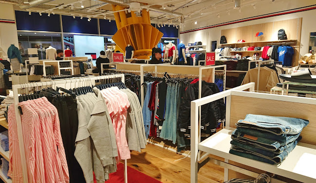 Tommy Hilfiger Outlet - Clothing store