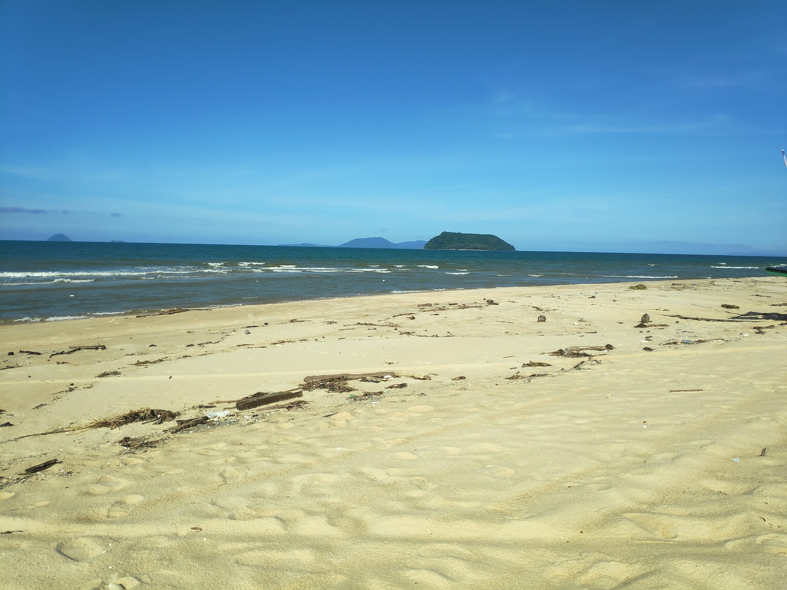 Fotografija Air Tawar Beach z svetel pesek površino