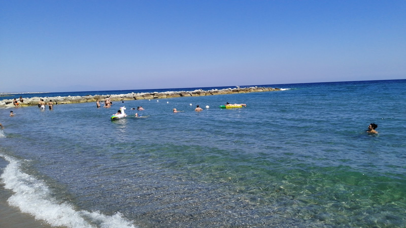 Cariati beach II'in fotoğrafı mavi sular yüzey ile
