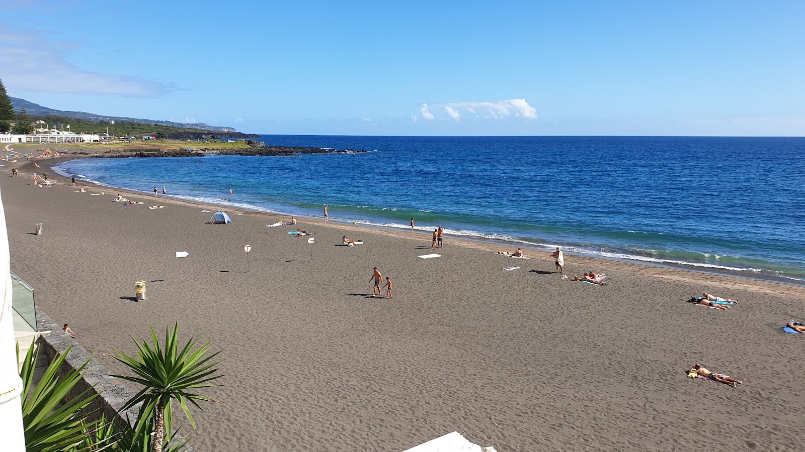 Foto di Praia das Milicias con una superficie del sabbia marrone