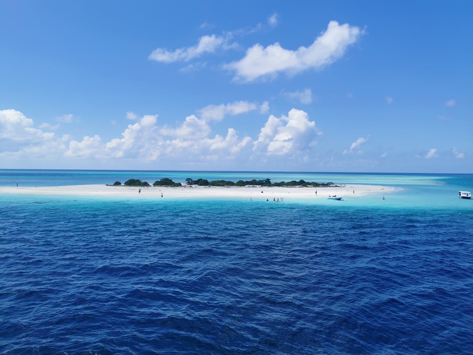 Foto van Sand bank Maafushi met ruim strand