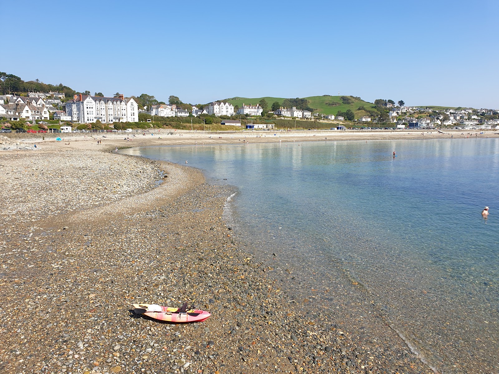 Fotografija Criccieth beach z sivi kamenček površino